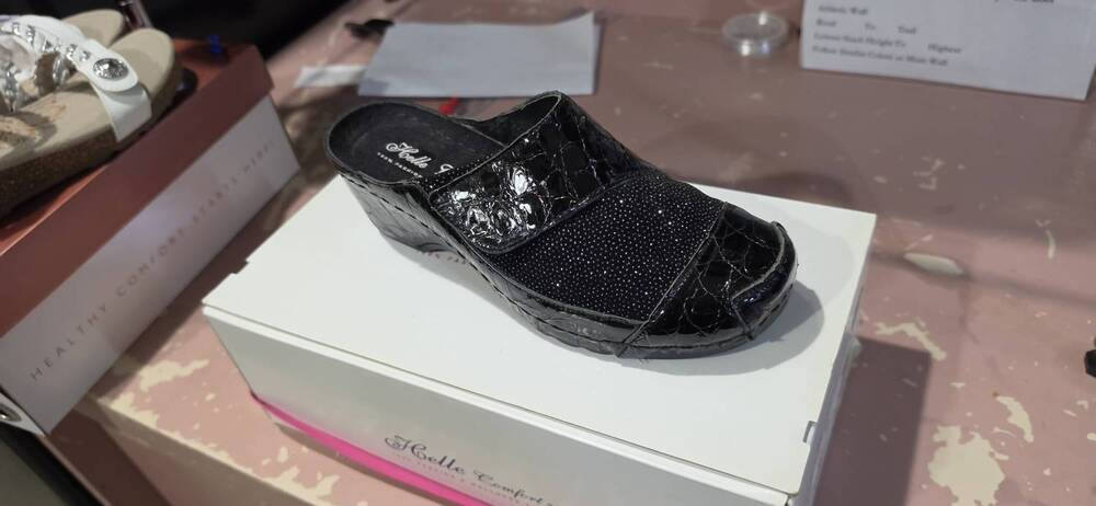NEW HELLE COMFORT women's amanta clogs in boston black